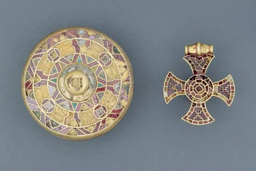 Geschmücktes Anhängerkreuz aus Ixworth, Suffolk; und geschmückte Scheibenbrosche aus Sarre, Kent, angelsächsisch